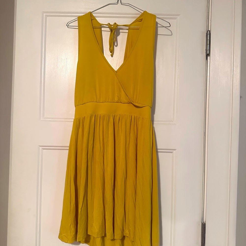 Super cute yellow dress!